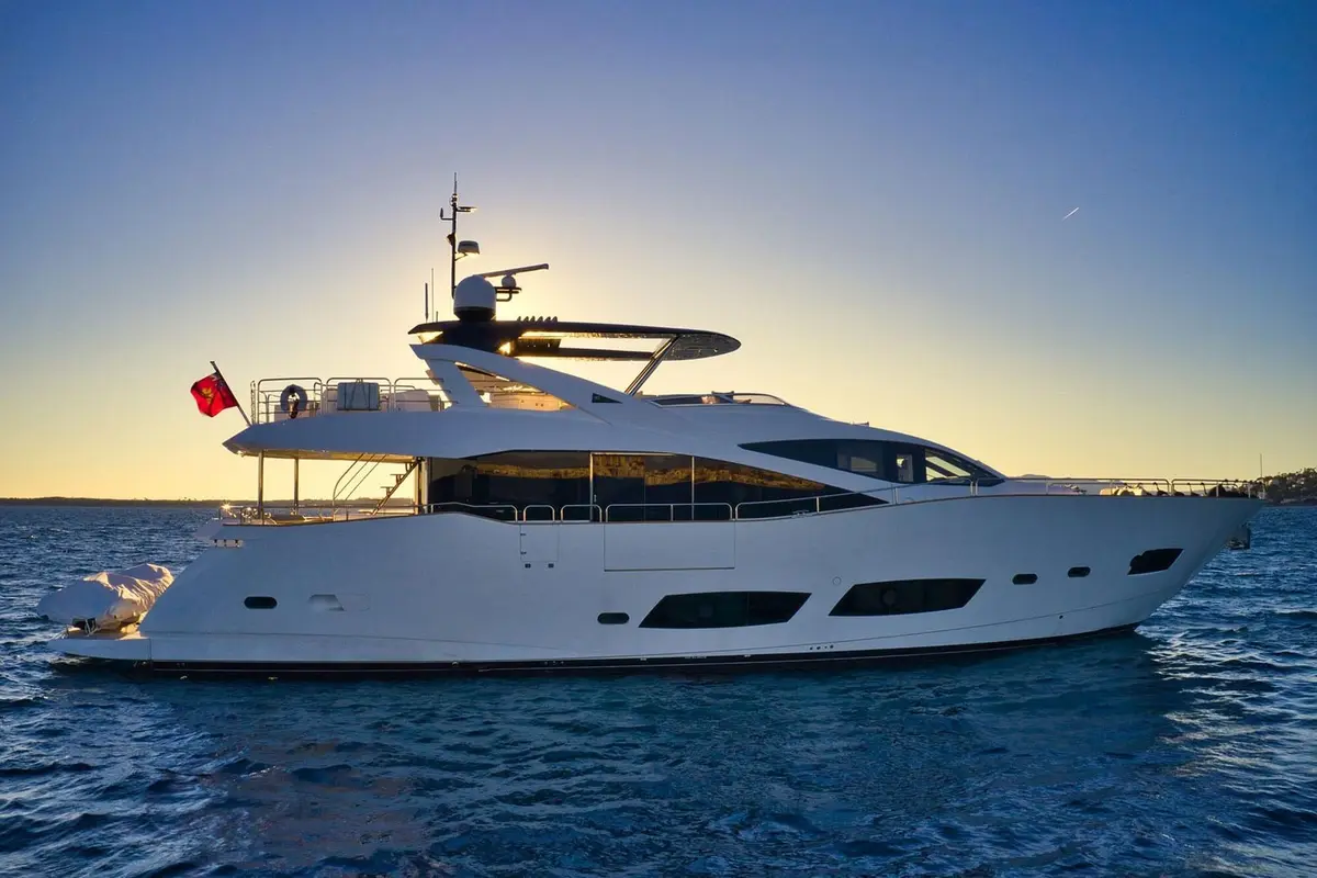 Sunseeker 90 — Barcelona Yacht Rental, Barcelona. Rumbo a Sitges con la bahía en calma
