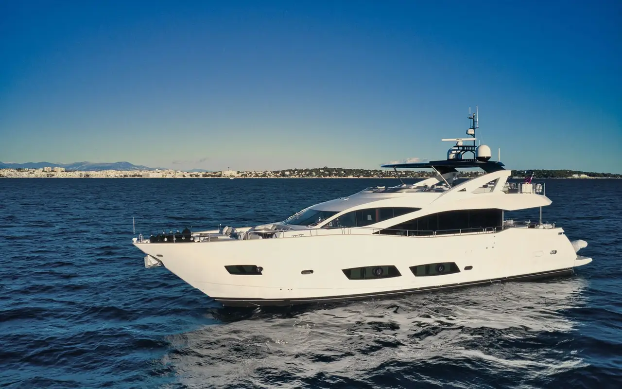 Sunseeker 90, exterior — Barcelona Yacht Rental, Barcelona. Rumbo a Sitges con la bahía en calma
