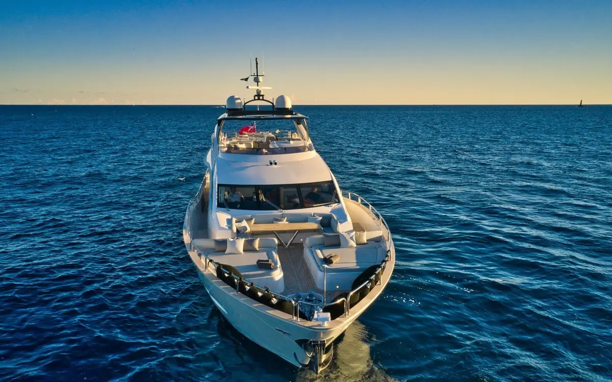 Sunseeker 90, cubierta principal — Barcelona Yacht Rental, Barcelona. Rumbo a Sitges con la bahía en calma
