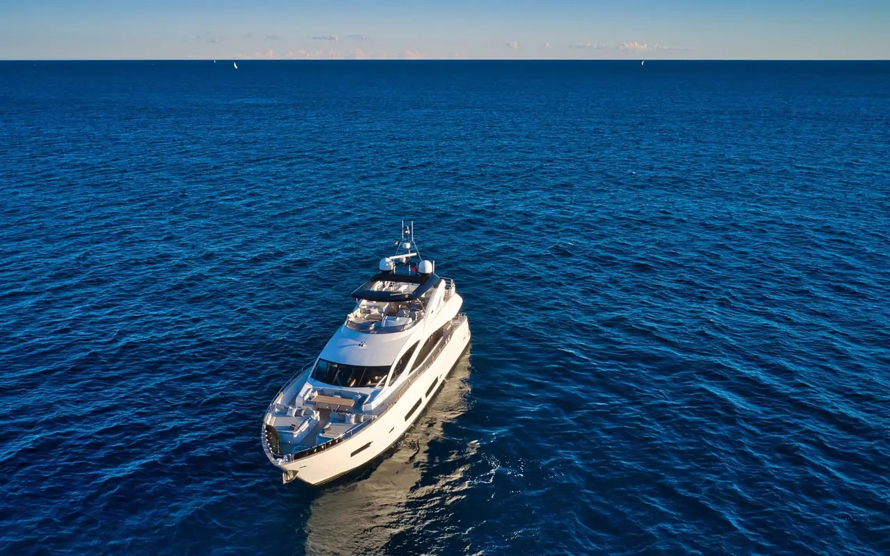 Sunseeker 90, cubierta de popa — Barcelona Yacht Rental, Barcelona. Rumbo a Sitges con la bahía en calma
