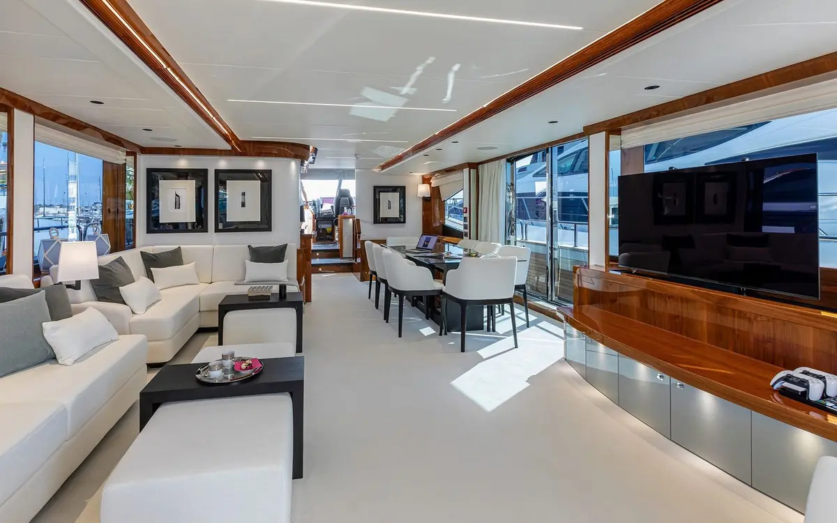 Sunseeker 90, salón — Barcelona Yacht Rental, Barcelona. Rumbo a Sitges con la bahía en calma