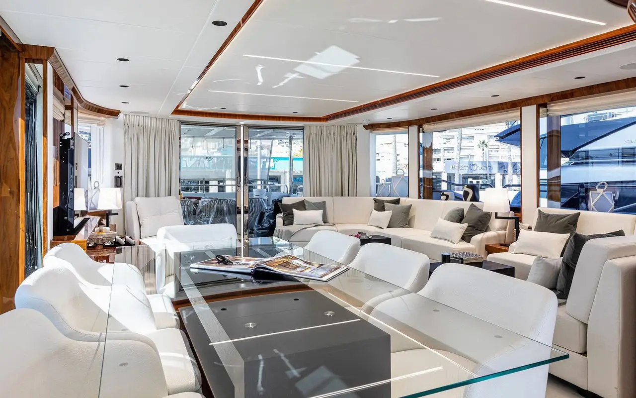 Sunseeker 90, camarote principal — Barcelona Yacht Rental, Barcelona. Rumbo a Sitges con la bahía en calma
