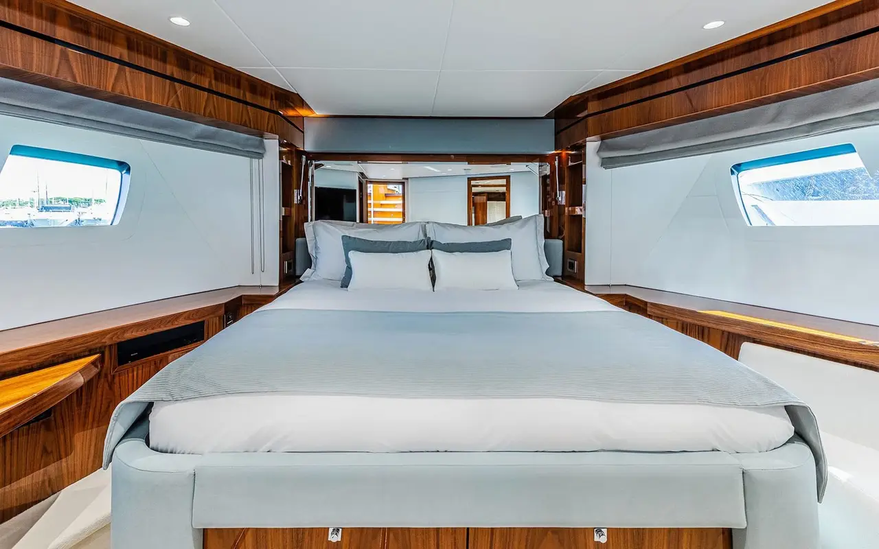 Sunseeker 90, flybridge — Barcelona Yacht Rental, Barcelona. Rumbo a Sitges con la bahía en calma