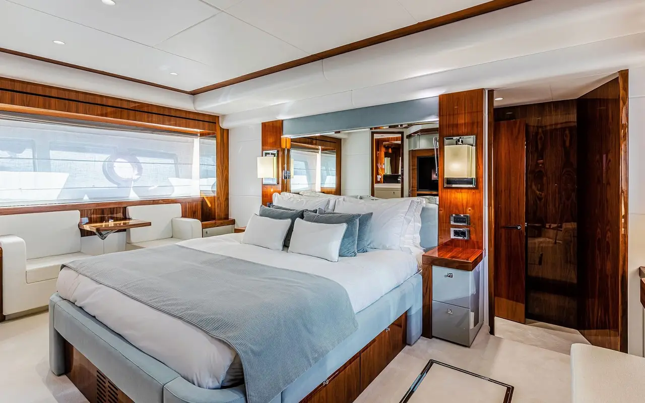 Sunseeker 90, exterior — Barcelona Yacht Rental, Barcelona. Rumbo a Sitges con la bahía en calma