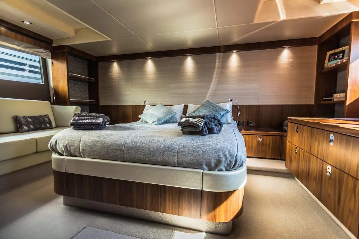 Manhattan 65, extérieur — Barcelona Yacht Rental, Barcelone. Cap sur Sitges, flybridge ouvert, sillage franc l'après-midi