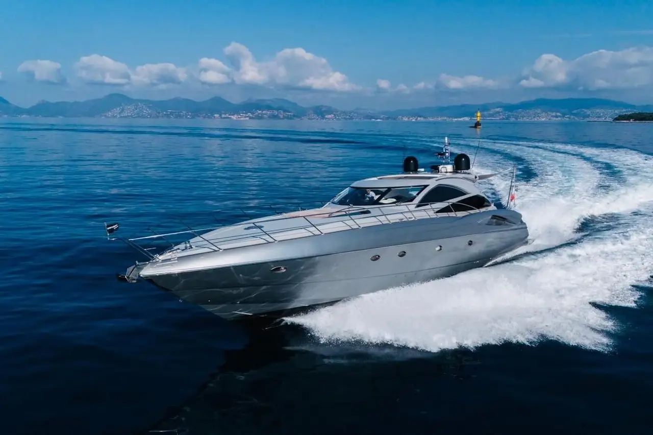 Sunseeker Predator 68 — Barcelona Yacht Rental, Barcelona. Velocidad deportiva para llegar pronto a Sitges