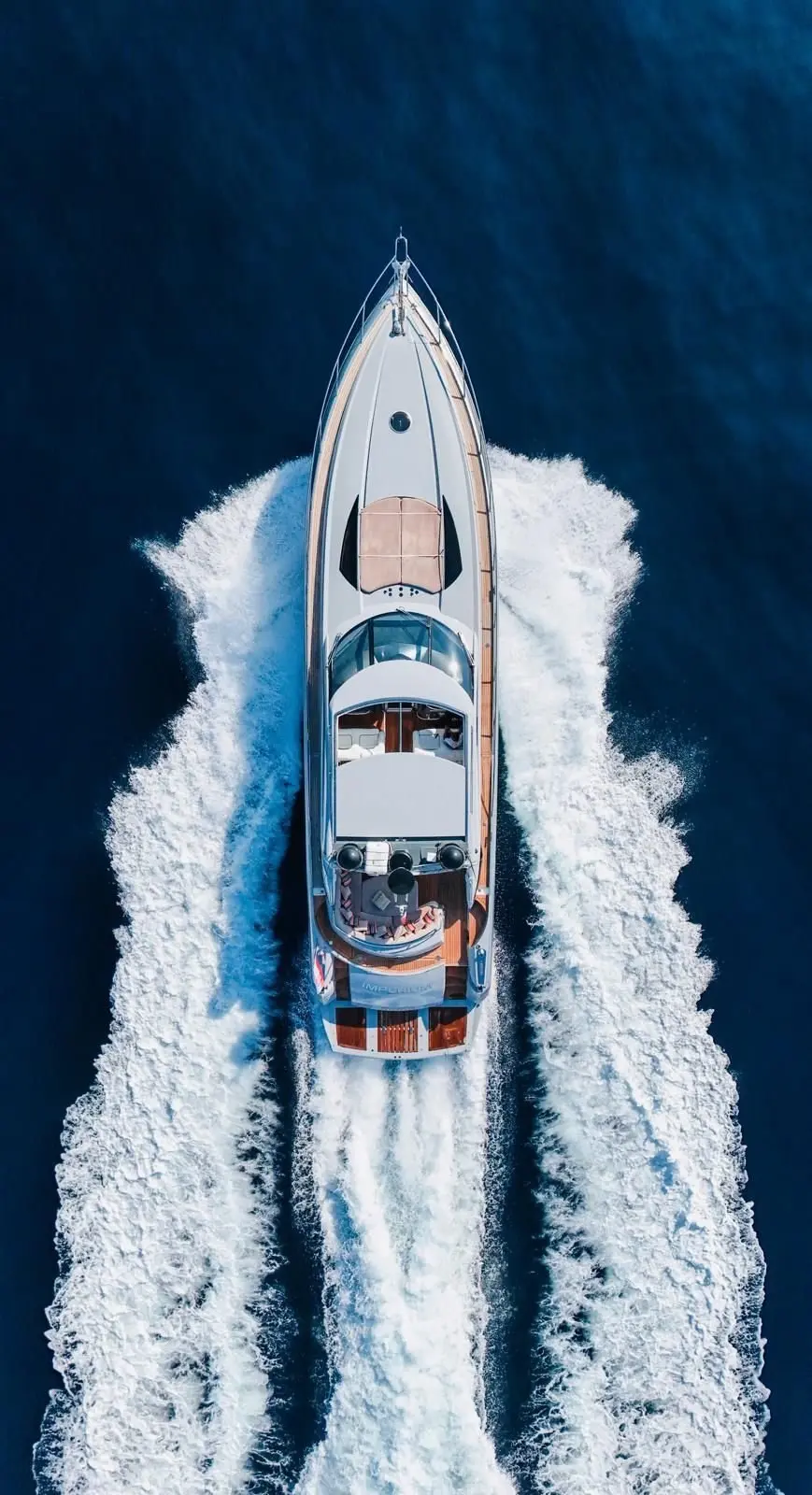 Sunseeker Predator 68, exterior — Barcelona Yacht Rental, Barcelona. Velocidad deportiva para llegar pronto a Sitges