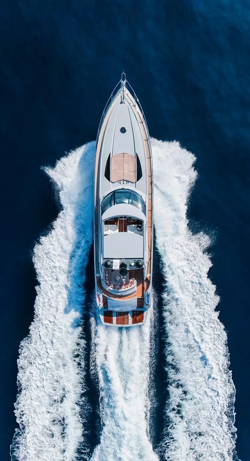 Sunseeker Predator 68, exterior — Barcelona Yacht Rental, Barcelona. Velocidad deportiva para llegar pronto a Sitges