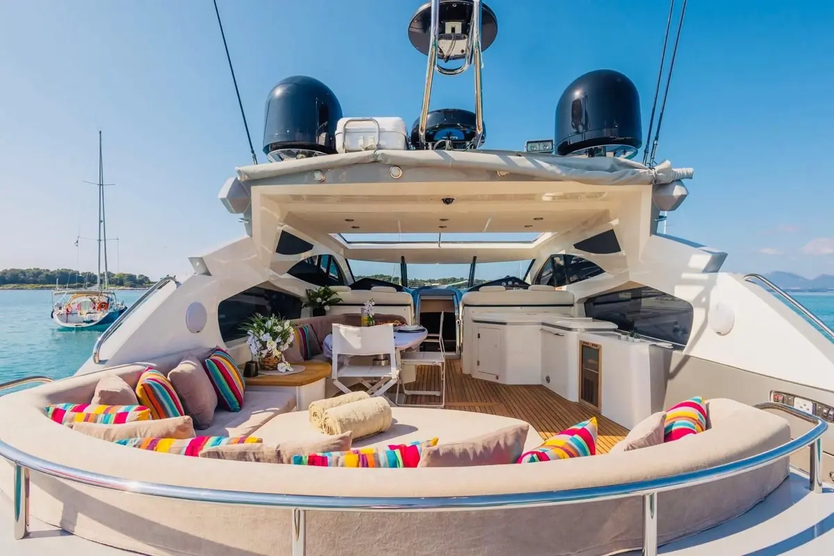 Sunseeker Predator 68, cubierta principal — Barcelona Yacht Rental, Barcelona. Velocidad deportiva para llegar pronto a Sitges