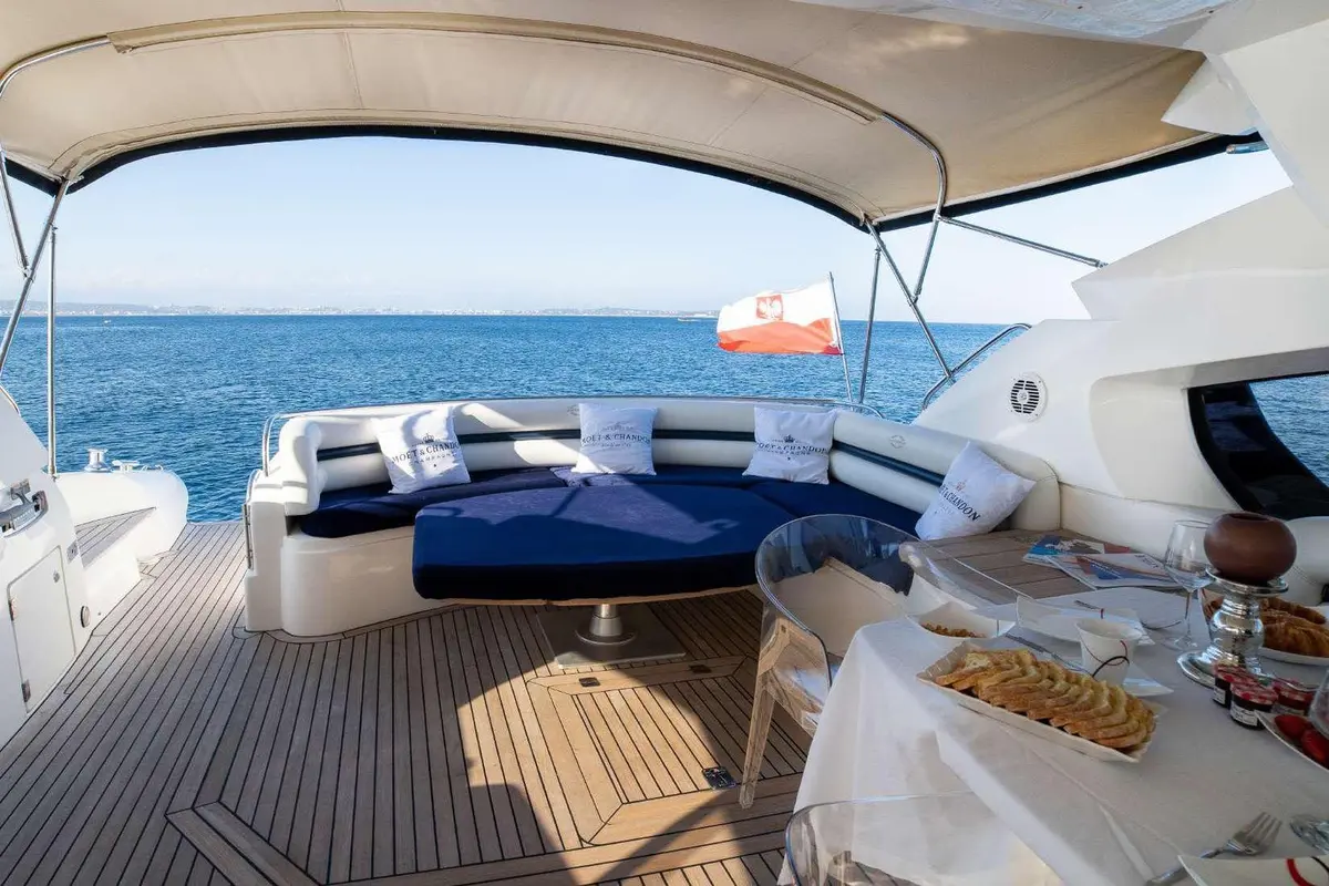 Sunseeker Predator 68, cubierta de popa — Barcelona Yacht Rental, Barcelona. Velocidad deportiva para llegar pronto a Sitges