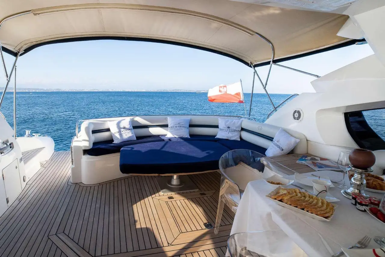 Sunseeker Predator 68, cubierta de popa — Barcelona Yacht Rental, Barcelona. Velocidad deportiva para llegar pronto a Sitges