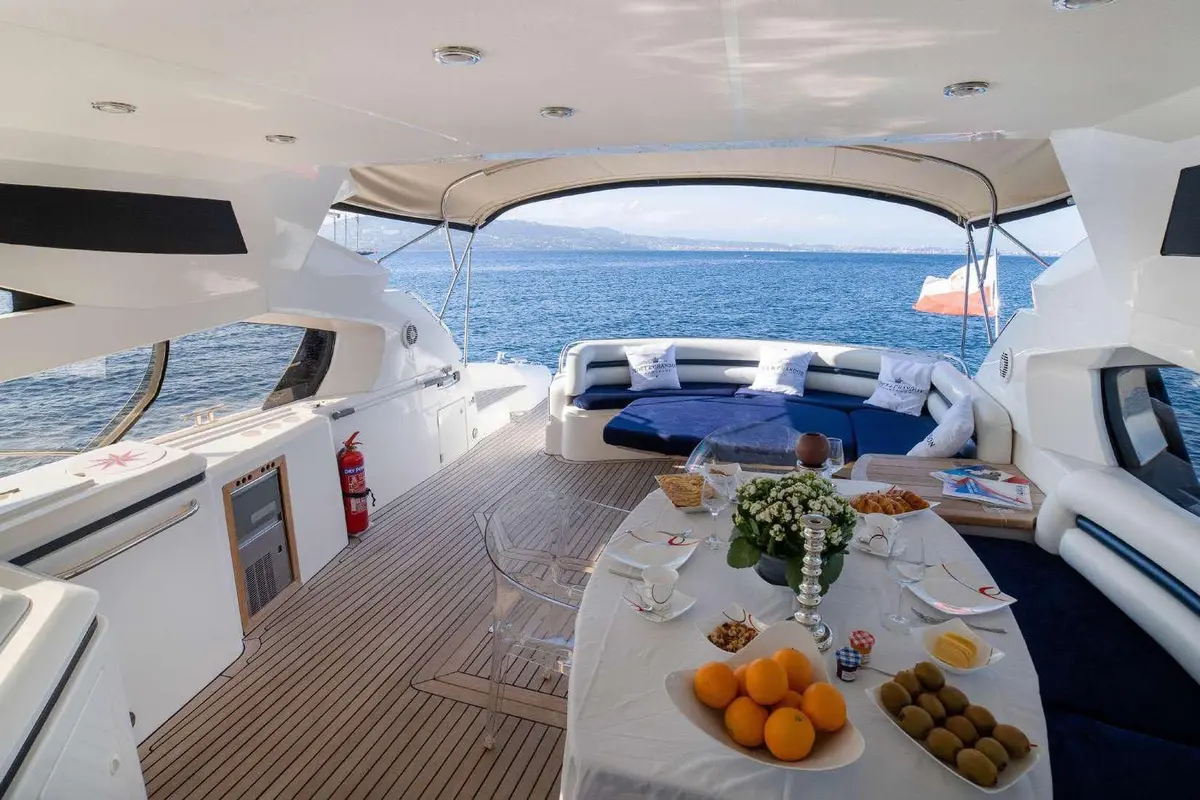 Sunseeker Predator 68, salón — Barcelona Yacht Rental, Barcelona. Velocidad deportiva para llegar pronto a Sitges