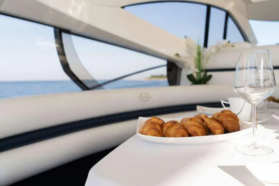 Sunseeker Predator 68, flybridge — Barcelona Yacht Rental, Barcelona. Velocidad deportiva para llegar pronto a Sitges