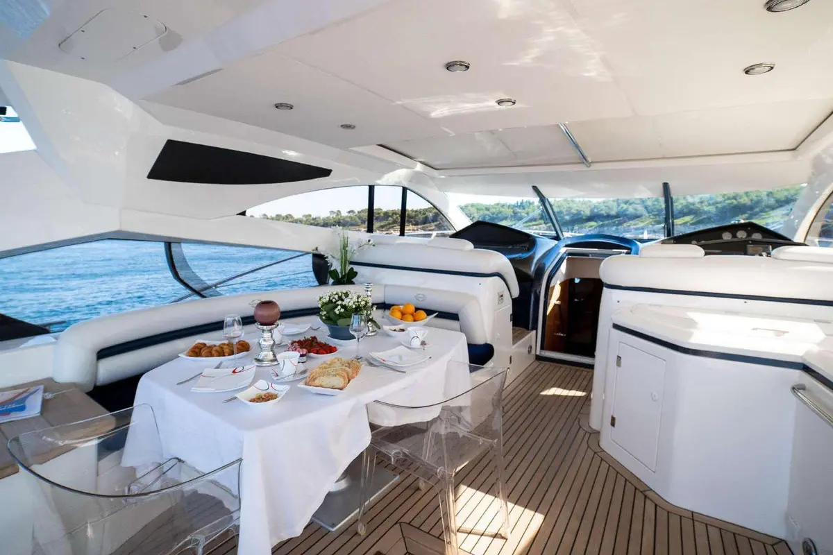Sunseeker Predator 68, exterior — Barcelona Yacht Rental, Barcelona. Velocidad deportiva para llegar pronto a Sitges