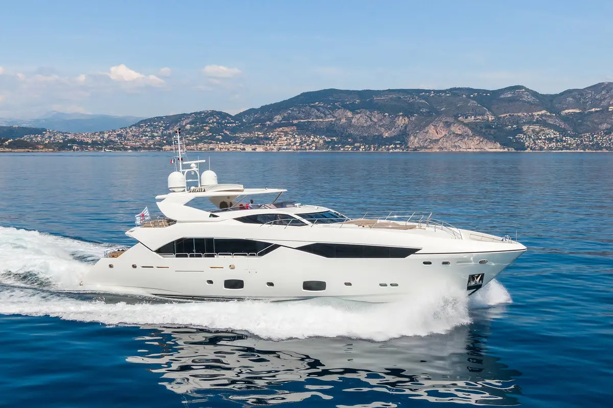 Sunseeker 115, exterior — Barcelona Yacht Rental, Barcelona. Rumbo a Sitges con espacio de sobra a bordo