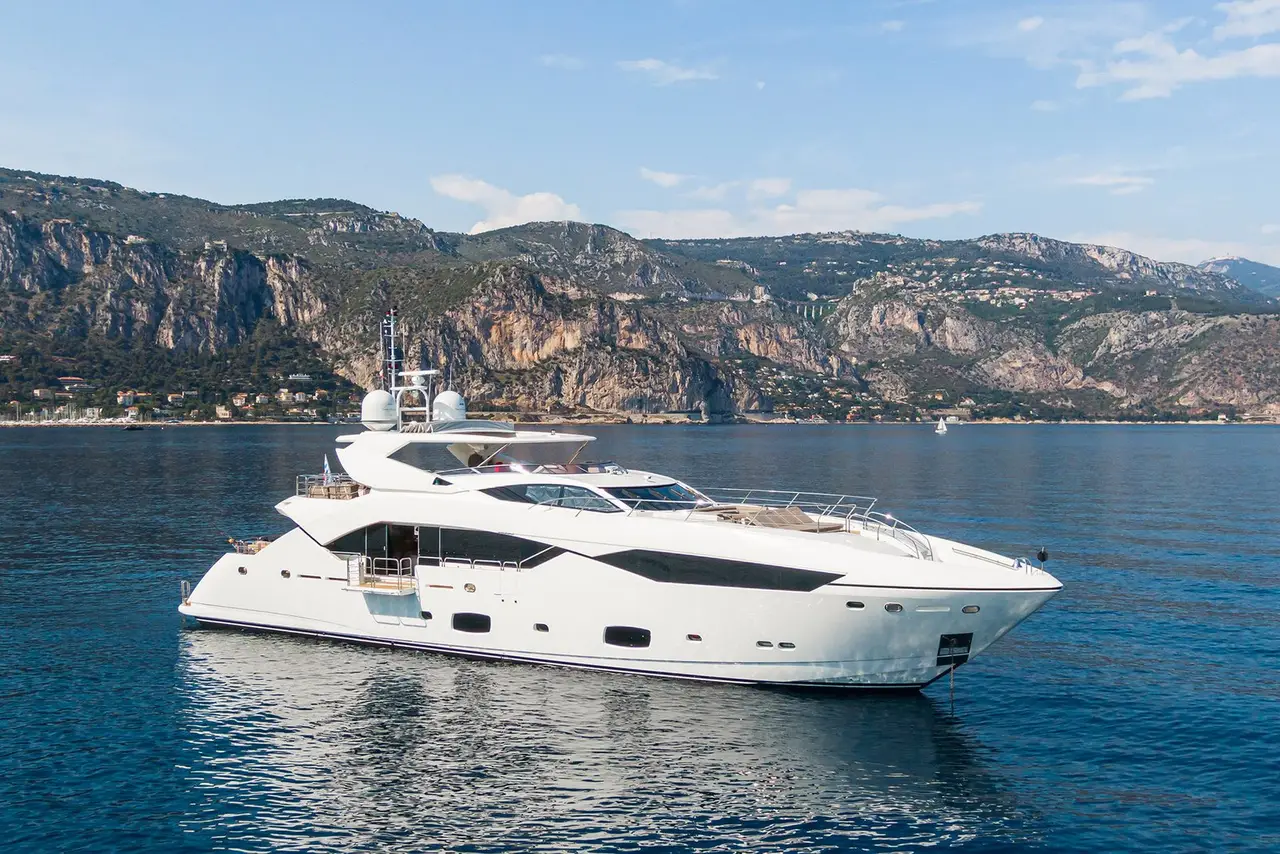 Sunseeker 115, cubierta principal — Barcelona Yacht Rental, Barcelona. Rumbo a Sitges con espacio de sobra a bordo