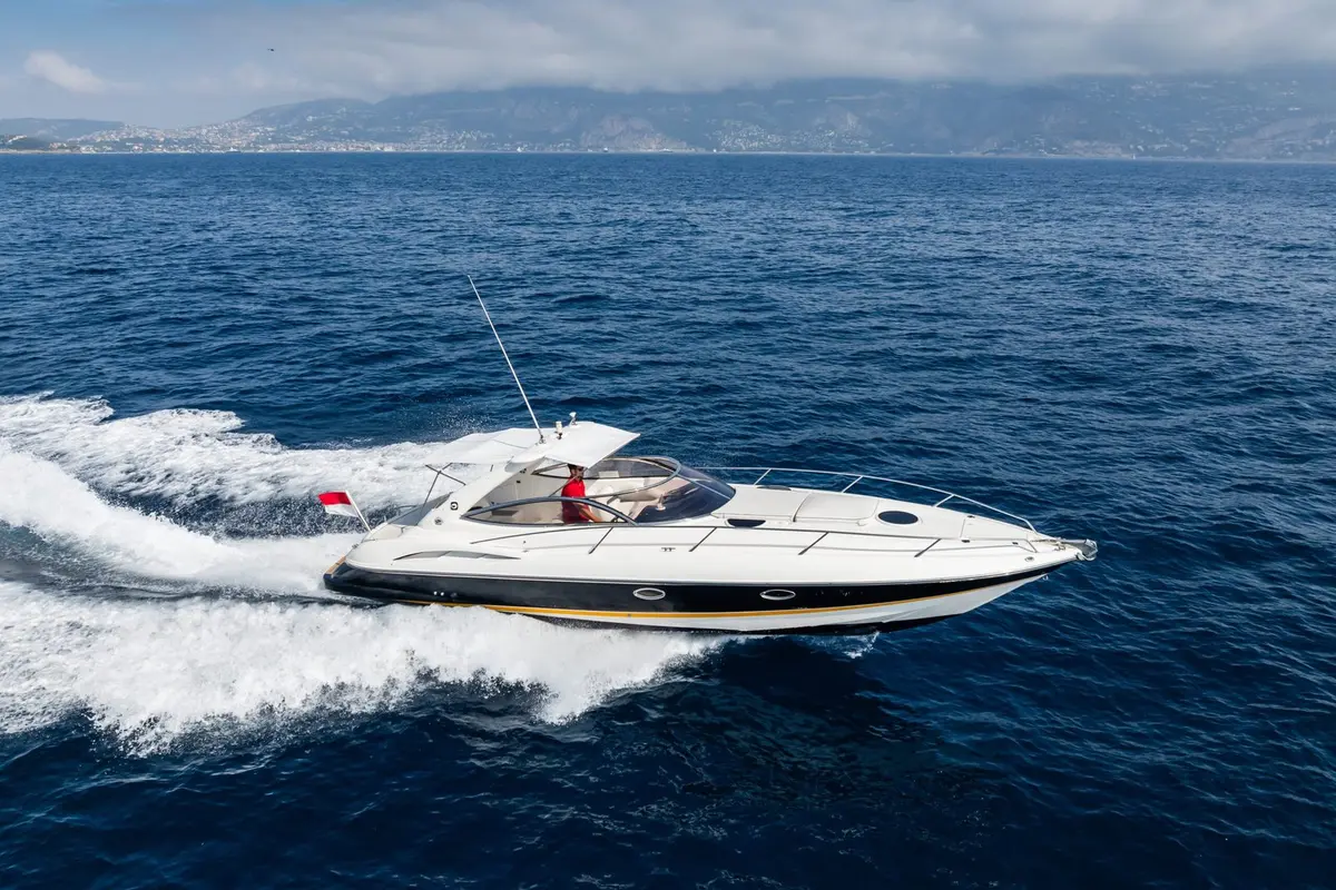 Superhawk 34 — Barcelona Yacht Rental, Barcelona. Velocidad ágil rumbo a Sitges en una tarde
