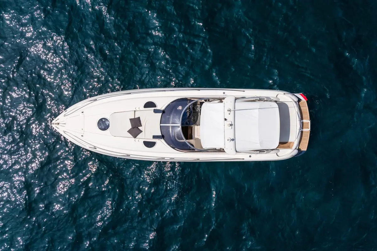 Superhawk 34, exterior — Barcelona Yacht Rental, Barcelona. Velocidad ágil rumbo a Sitges en una tarde
