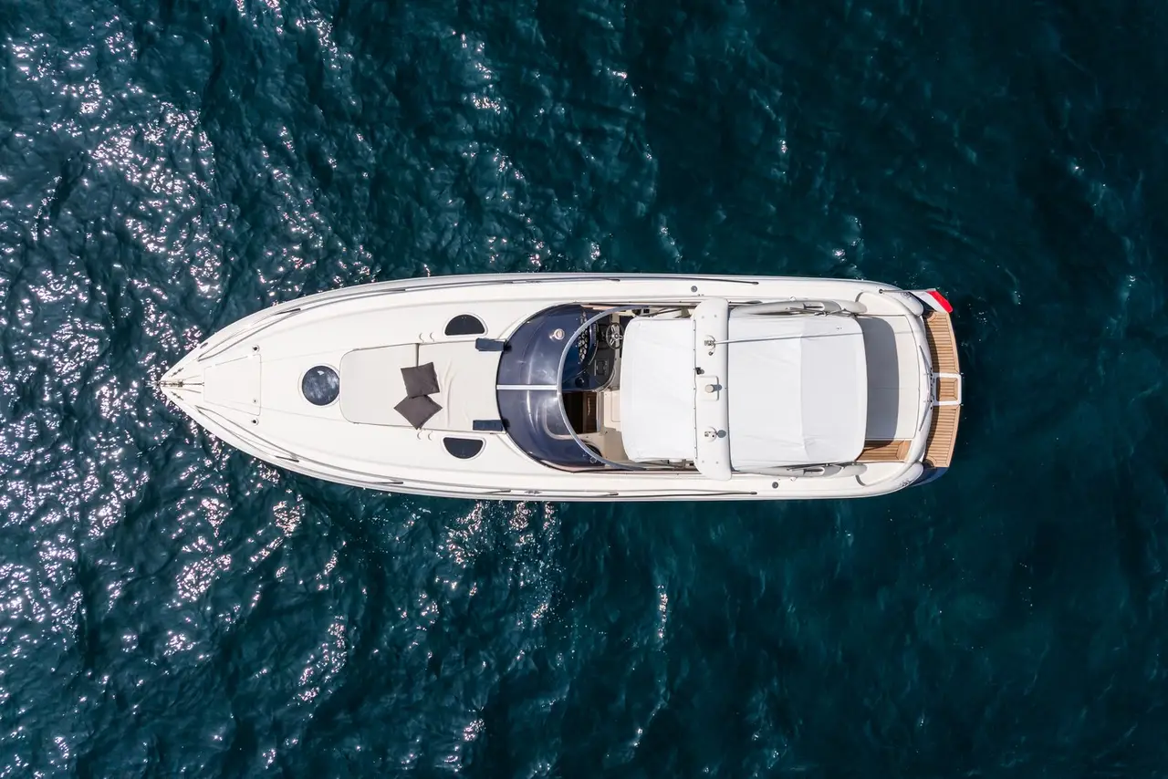 Superhawk 34, cubierta principal — Barcelona Yacht Rental, Barcelona. Velocidad ágil rumbo a Sitges en una tarde