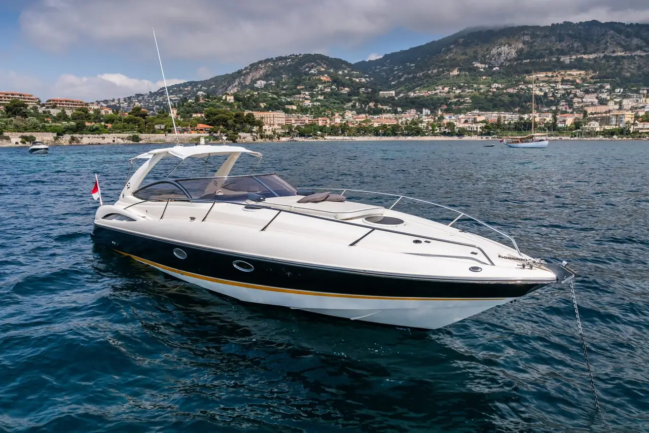 Superhawk 34, cubierta de popa — Barcelona Yacht Rental, Barcelona. Velocidad ágil rumbo a Sitges en una tarde