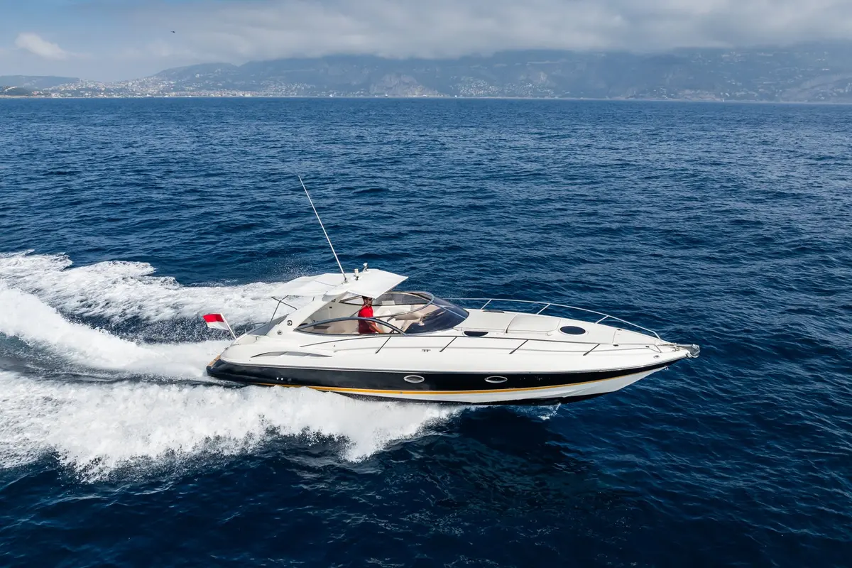 Superhawk 34, camarote principal — Barcelona Yacht Rental, Barcelona. Velocidad ágil rumbo a Sitges en una tarde