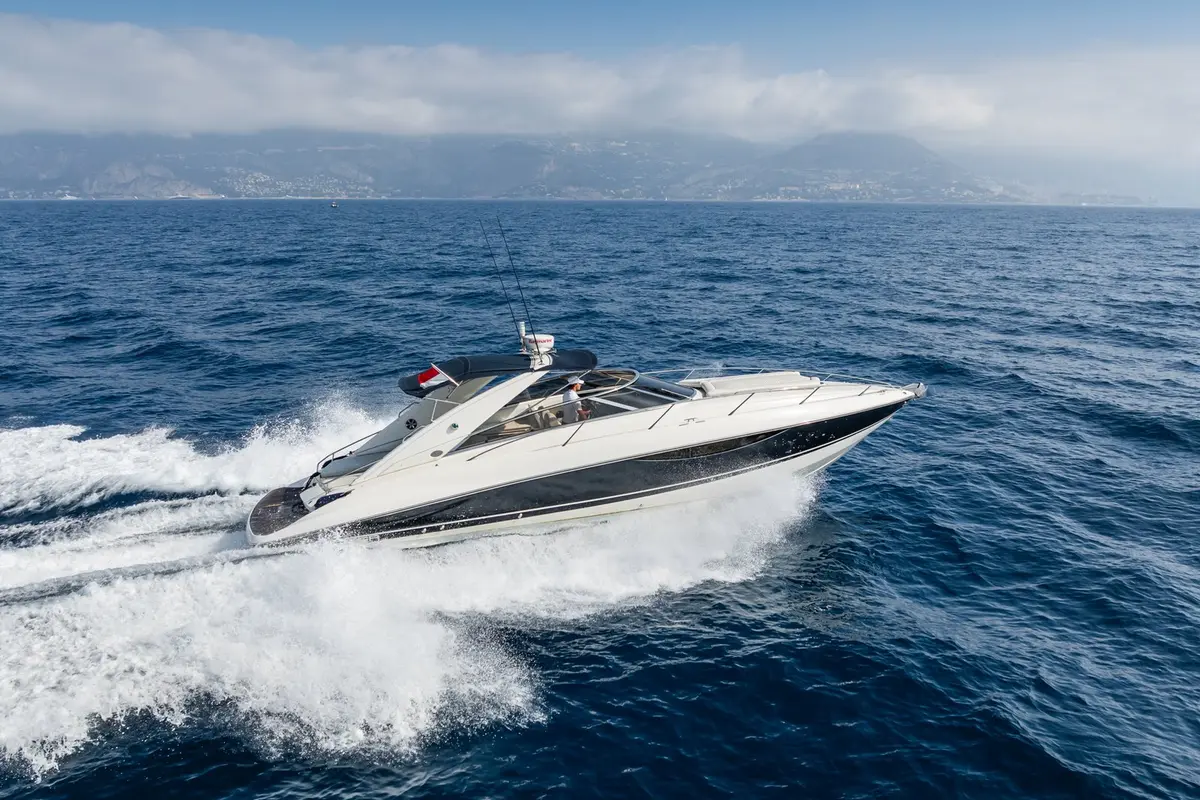 Superhawk 34, exterior — Barcelona Yacht Rental, Barcelona. Velocidad ágil rumbo a Sitges en una tarde
