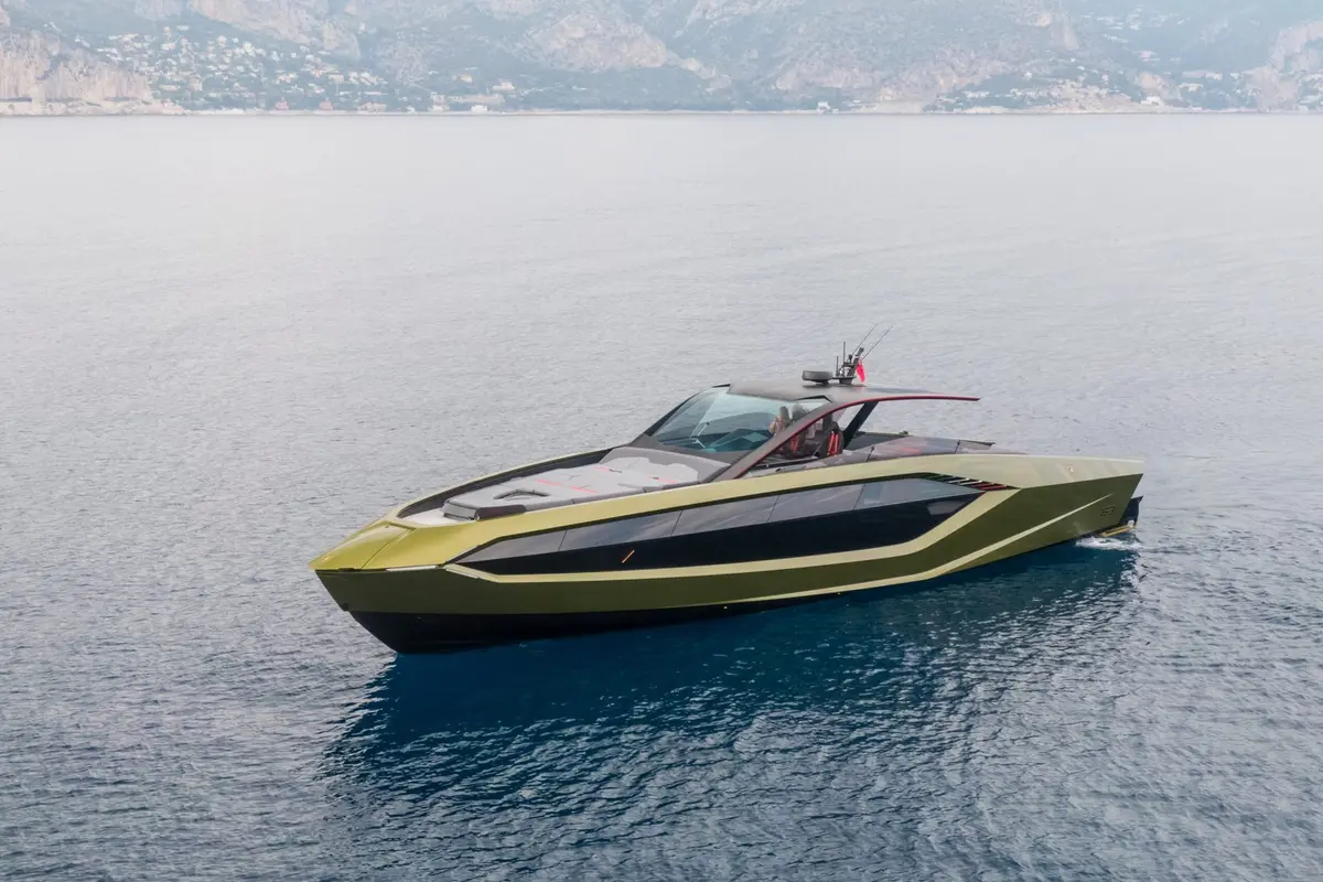 Lamborghini 63, exterior — Barcelona Yacht Rental, Barcelona. Velocidad deportiva rumbo a Sitges al atardecer