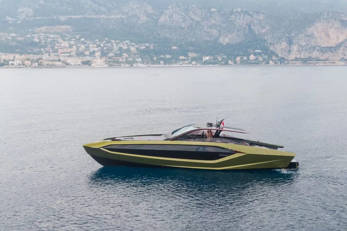 Lamborghini 63, cubierta principal — Barcelona Yacht Rental, Barcelona. Velocidad deportiva rumbo a Sitges al atardecer