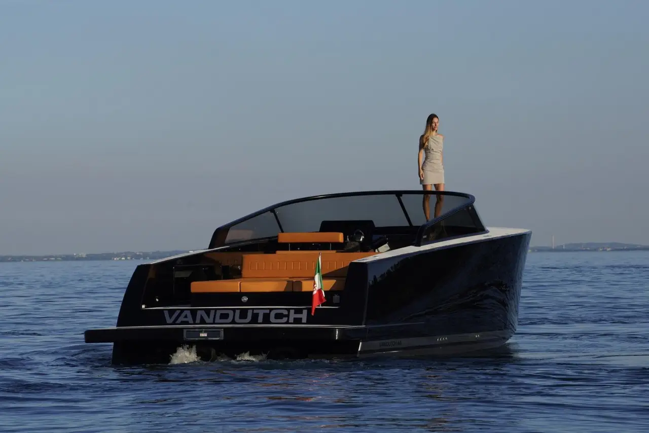 VanDutch 40, extérieur — Barcelona Yacht Rental, Barcelone. Sitges en une journée, retour avant le coucher du soleil