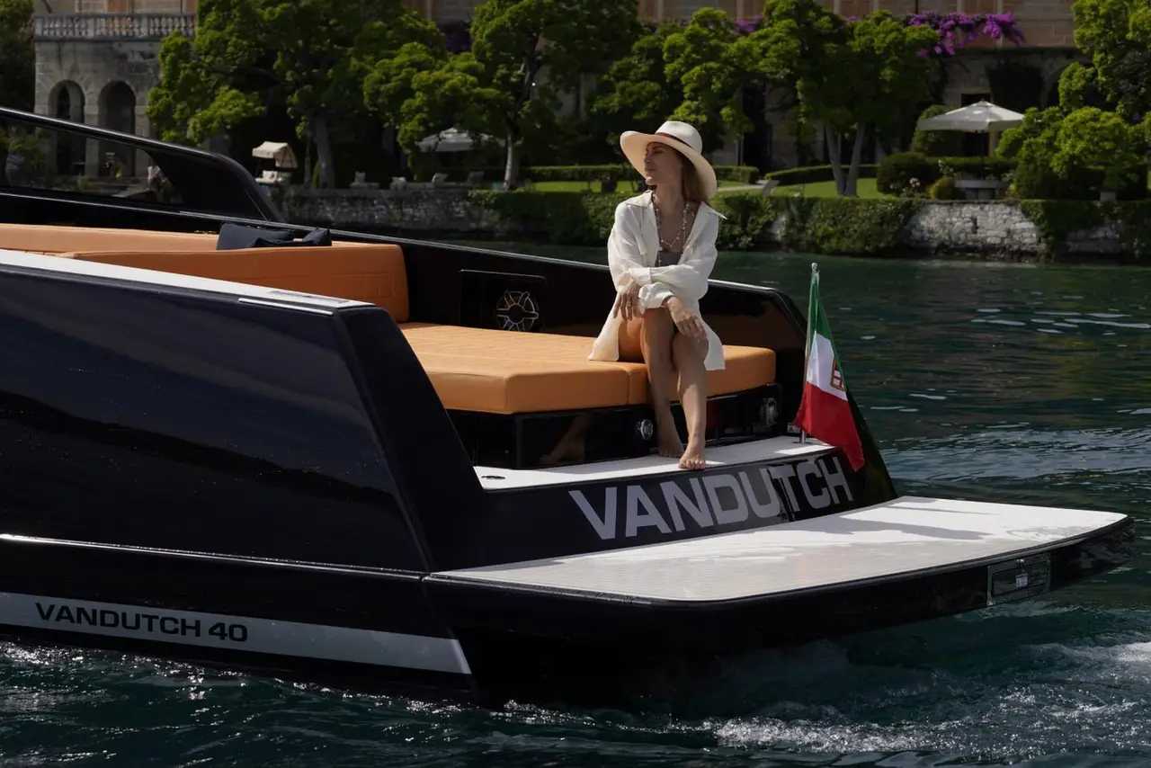 VanDutch 40, pont arrière — Barcelona Yacht Rental, Barcelone. Sitges en une journée, retour avant le coucher du soleil