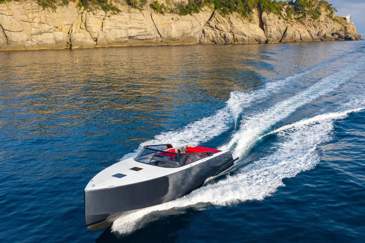 Vandutch 48, cubierta principal — Barcelona Yacht Rental, Barcelona. Tardes rápidas hacia Sitges, cubierta abierta al sol