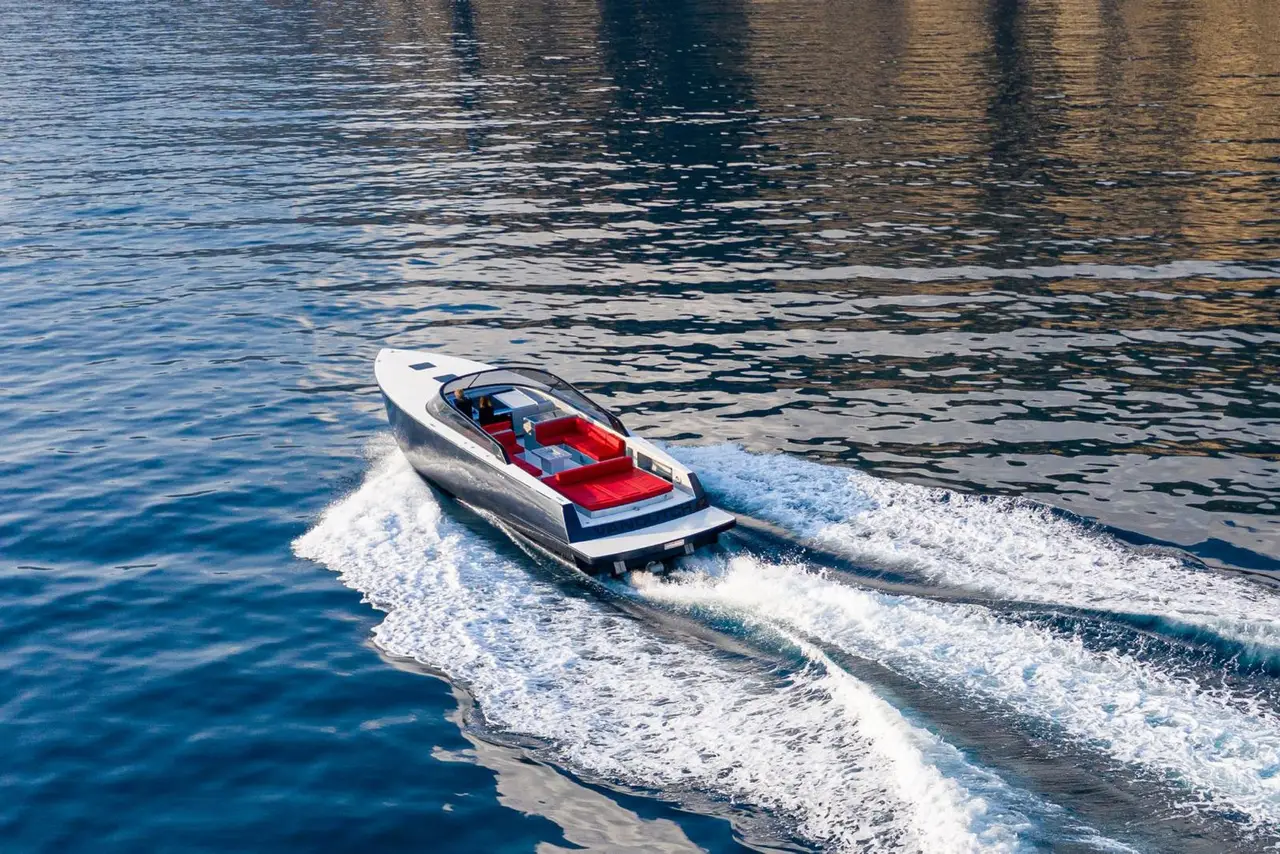 Vandutch 48, cubierta de popa — Barcelona Yacht Rental, Barcelona. Tardes rápidas hacia Sitges, cubierta abierta al sol