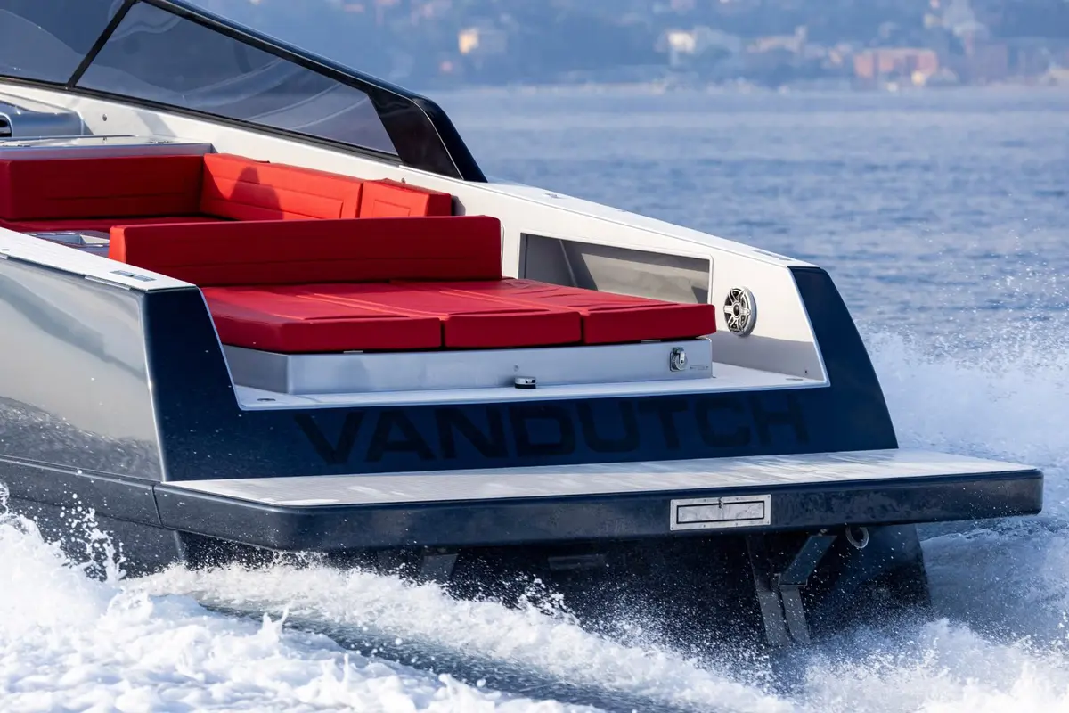 Vandutch 48, camarote principal — Barcelona Yacht Rental, Barcelona. Tardes rápidas hacia Sitges, cubierta abierta al sol