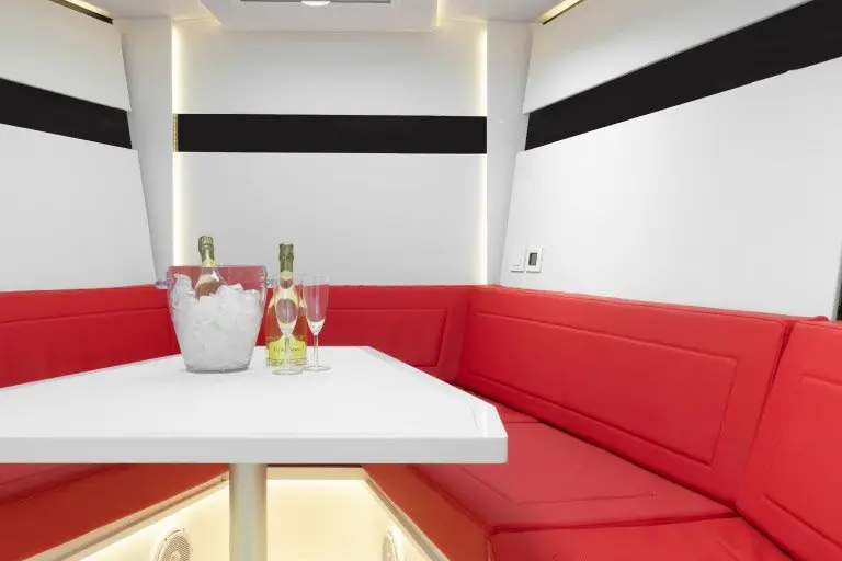 Vandutch 48, flybridge — Barcelona Yacht Rental, Barcelona. Tardes rápidas hacia Sitges, cubierta abierta al sol