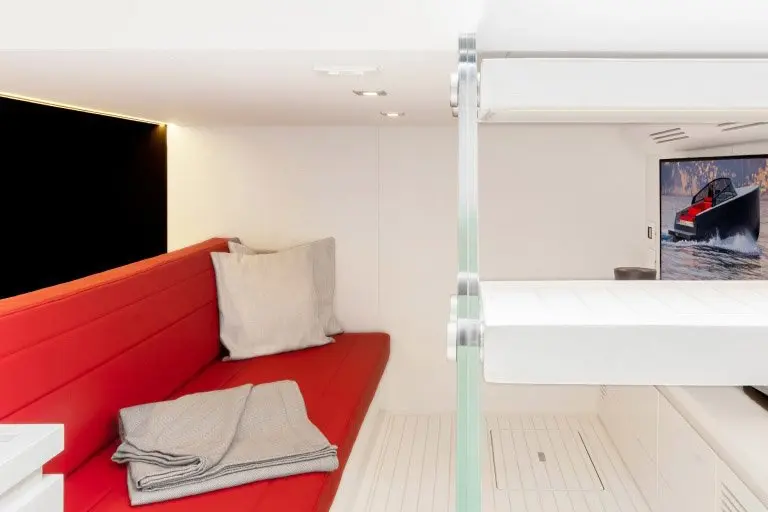 Vandutch 48, exterior — Barcelona Yacht Rental, Barcelona. Tardes rápidas hacia Sitges, cubierta abierta al sol