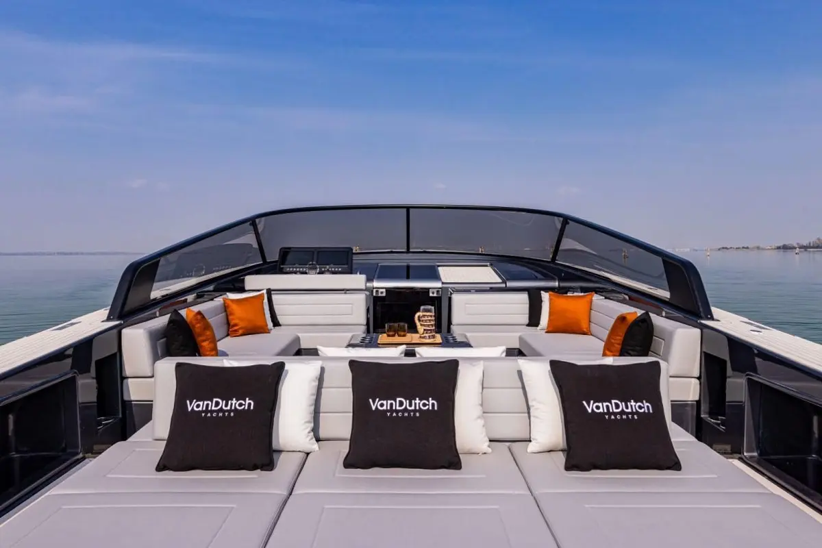 Vandutch 55, exterior — Barcelona Yacht Rental, Barcelona. Líneas depuradas para una tarde de baño en Sitges
