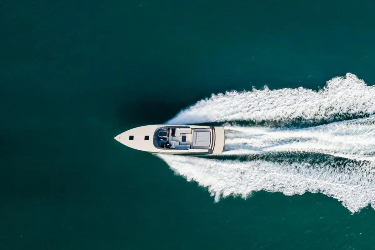 Vandutch 55, cubierta principal — Barcelona Yacht Rental, Barcelona. Líneas depuradas para una tarde de baño en Sitges