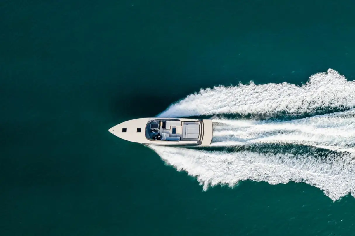 Vandutch 55, cubierta principal — Barcelona Yacht Rental, Barcelona. Líneas depuradas para una tarde de baño en Sitges