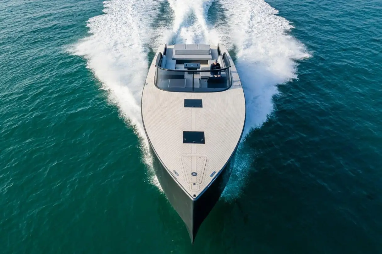 Vandutch 55, cubierta de popa — Barcelona Yacht Rental, Barcelona. Líneas depuradas para una tarde de baño en Sitges