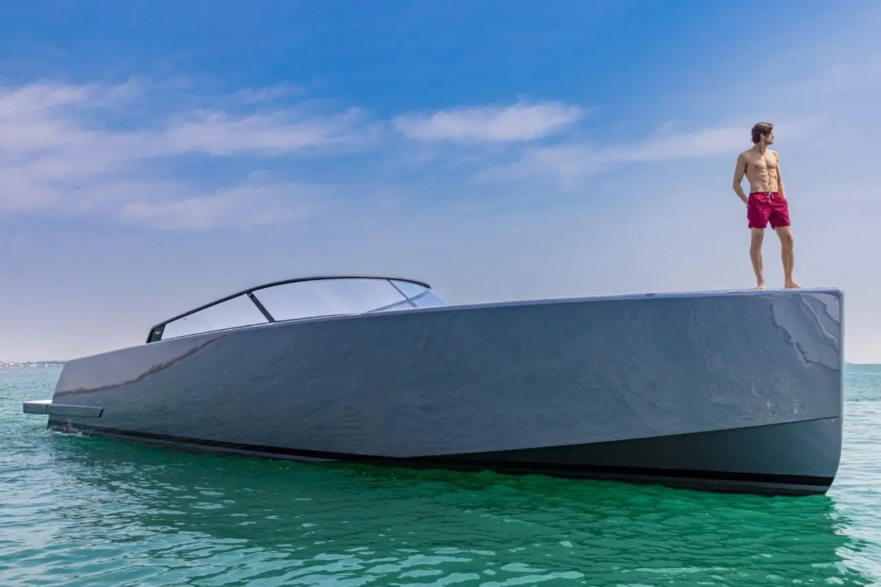Vandutch 55, salón — Barcelona Yacht Rental, Barcelona. Líneas depuradas para una tarde de baño en Sitges