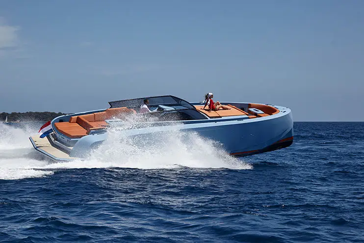 Vanquish VQ60, exterior — Barcelona Yacht Rental, Barcelona. Deportivo y ágil rumbo a Sitges al amanecer