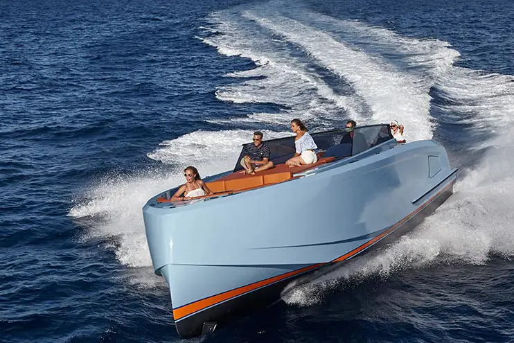 Vanquish VQ60, cubierta principal — Barcelona Yacht Rental, Barcelona. Deportivo y ágil rumbo a Sitges al amanecer