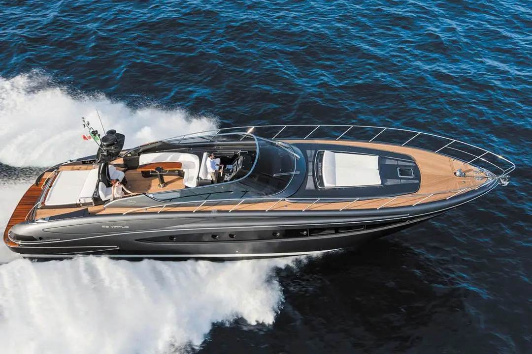 Virtus 63 — Barcelona Yacht Rental, Barcelona. Costa de Sitges a ritmo ágil, entre bañistas y sol