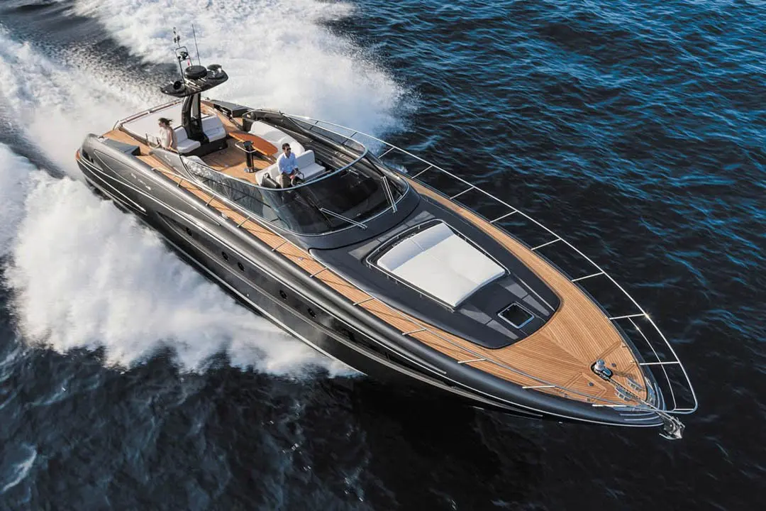 Virtus 63, exterior — Barcelona Yacht Rental, Barcelona. Costa de Sitges a ritmo ágil, entre bañistas y sol
