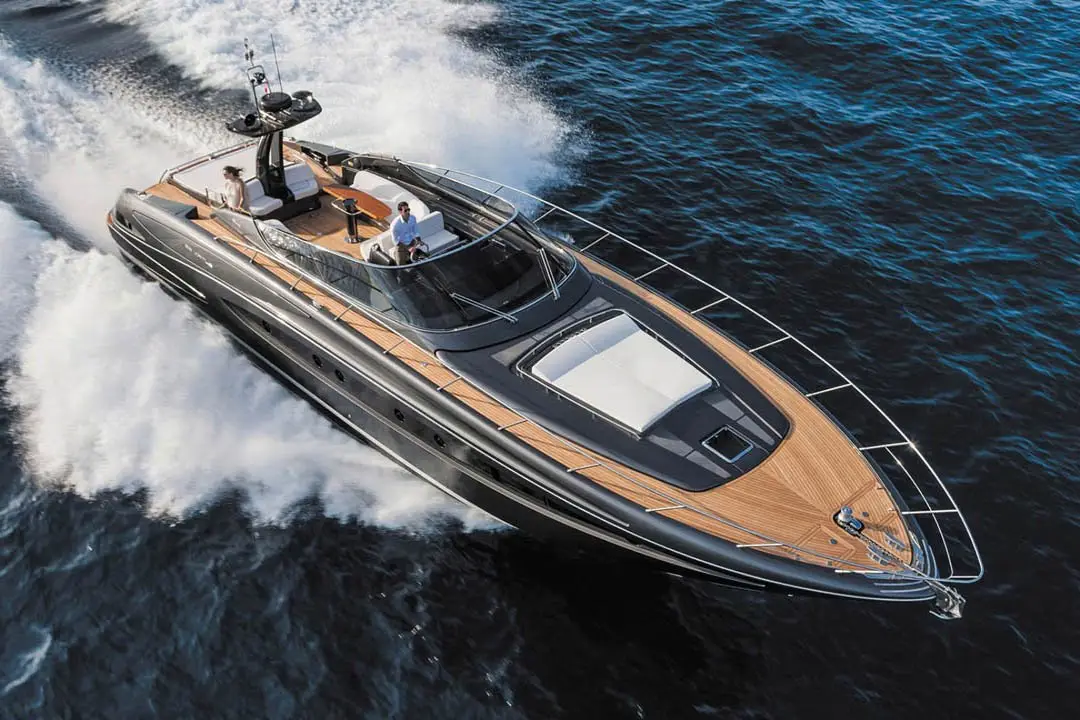 Virtus 63, exterior — Barcelona Yacht Rental, Barcelona. Costa de Sitges a ritmo ágil, entre bañistas y sol