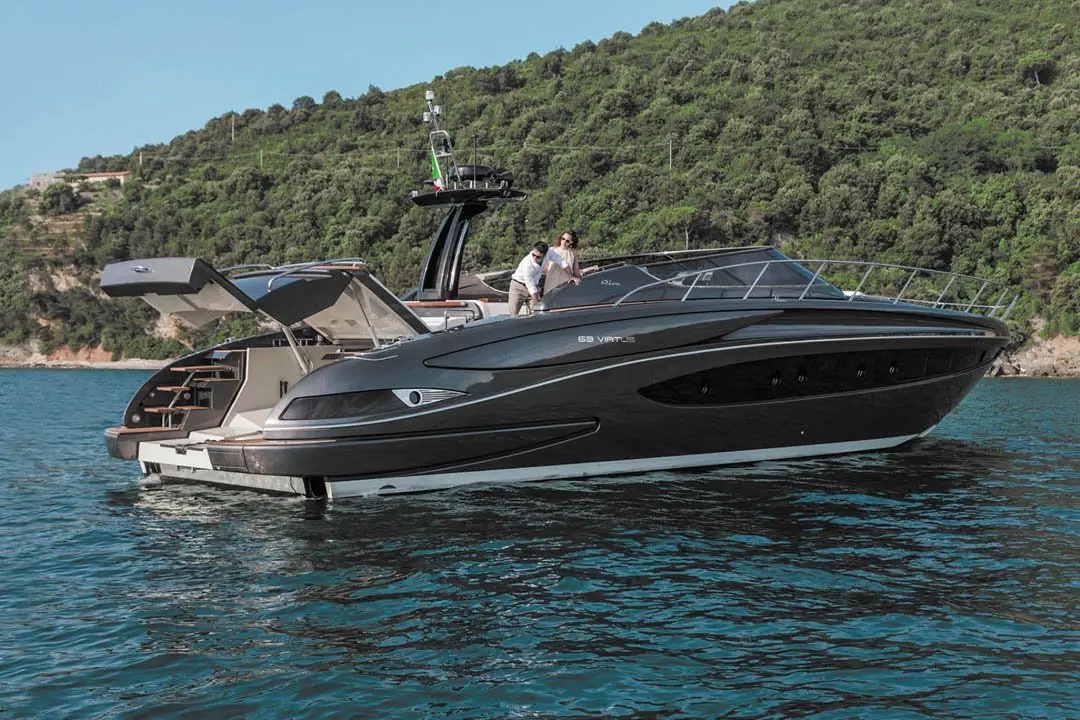 Virtus 63, cubierta principal — Barcelona Yacht Rental, Barcelona. Costa de Sitges a ritmo ágil, entre bañistas y sol