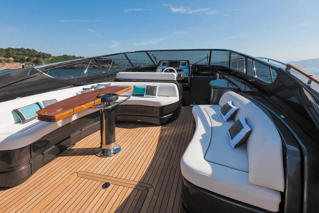 Virtus 63, cubierta de popa — Barcelona Yacht Rental, Barcelona. Costa de Sitges a ritmo ágil, entre bañistas y sol