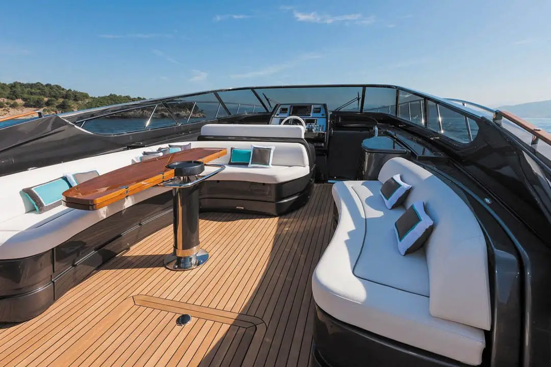 Virtus 63, cubierta de popa — Barcelona Yacht Rental, Barcelona. Costa de Sitges a ritmo ágil, entre bañistas y sol