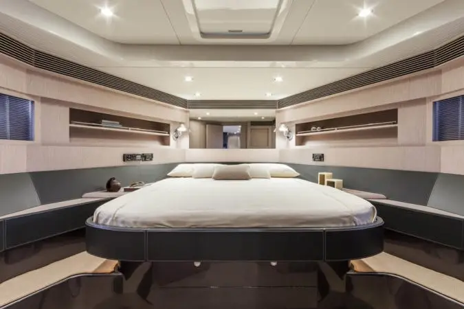 Virtus 63, salón — Barcelona Yacht Rental, Barcelona. Costa de Sitges a ritmo ágil, entre bañistas y sol