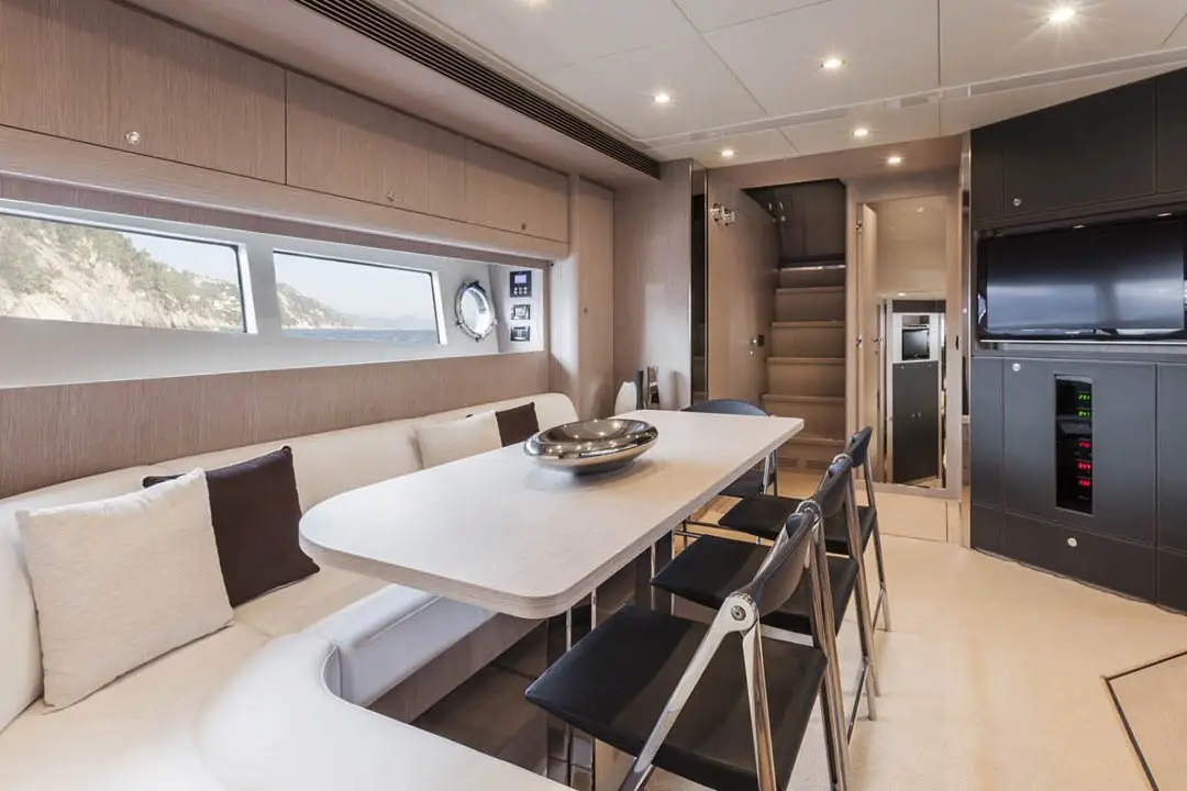 Virtus 63, camarote principal — Barcelona Yacht Rental, Barcelona. Costa de Sitges a ritmo ágil, entre bañistas y sol